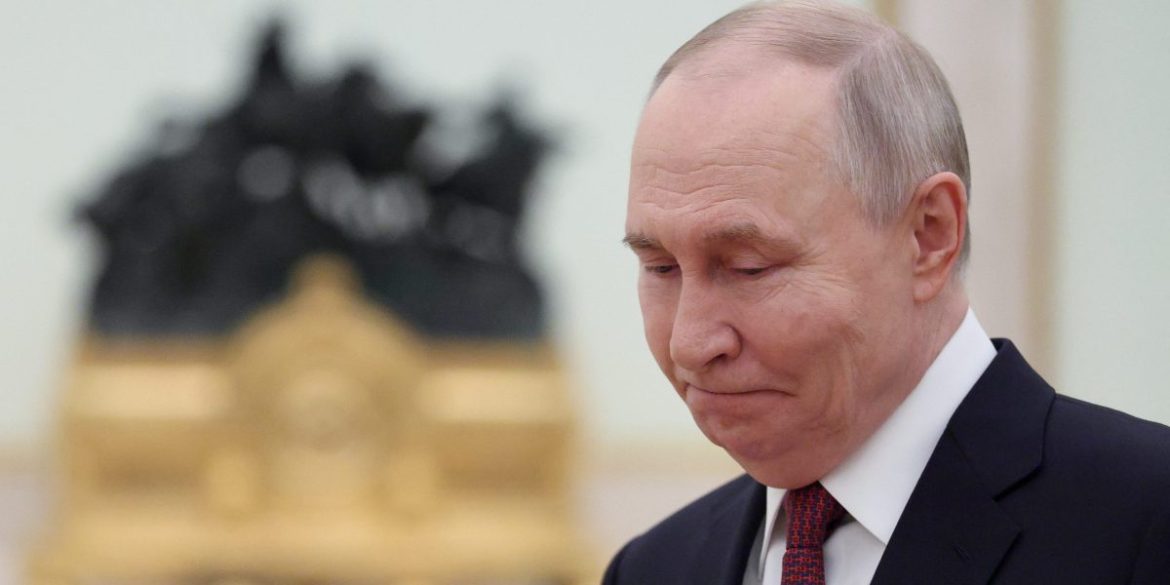 Russian officials are warning Putin that a financial crisis could arrive this summer, report says, while his war on Ukraine becomes too big to fail