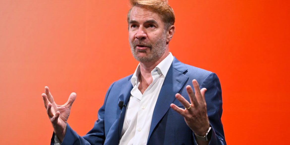 Top AI economist who found ‘significant and disproportionate impact’ on entry-level jobs finds link between robots and minimum wage hikes