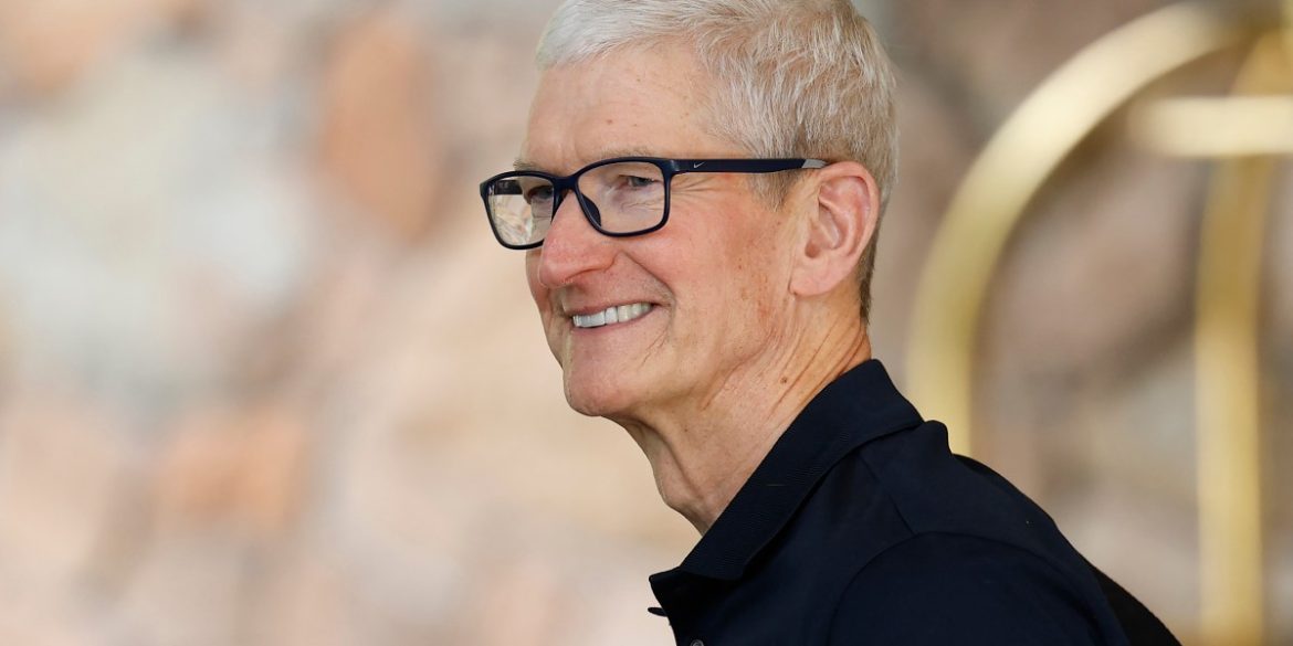 Apple’s Tim Cook is under pressure—but there are a few key reasons leadership experts think he’s still the guy for the job
