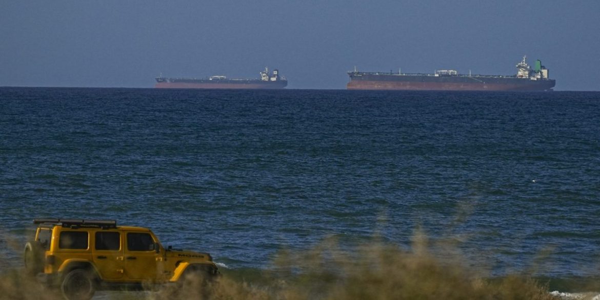 U.S. Navy ships transit Hormuz ahead of mine-clearing mission