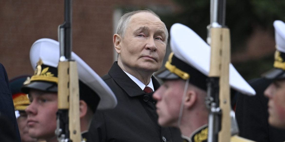 Former top Russian official admits the country is over Putin and can ‘imagine a future without him’ — even elites bail as Kremlin seizes their assets 