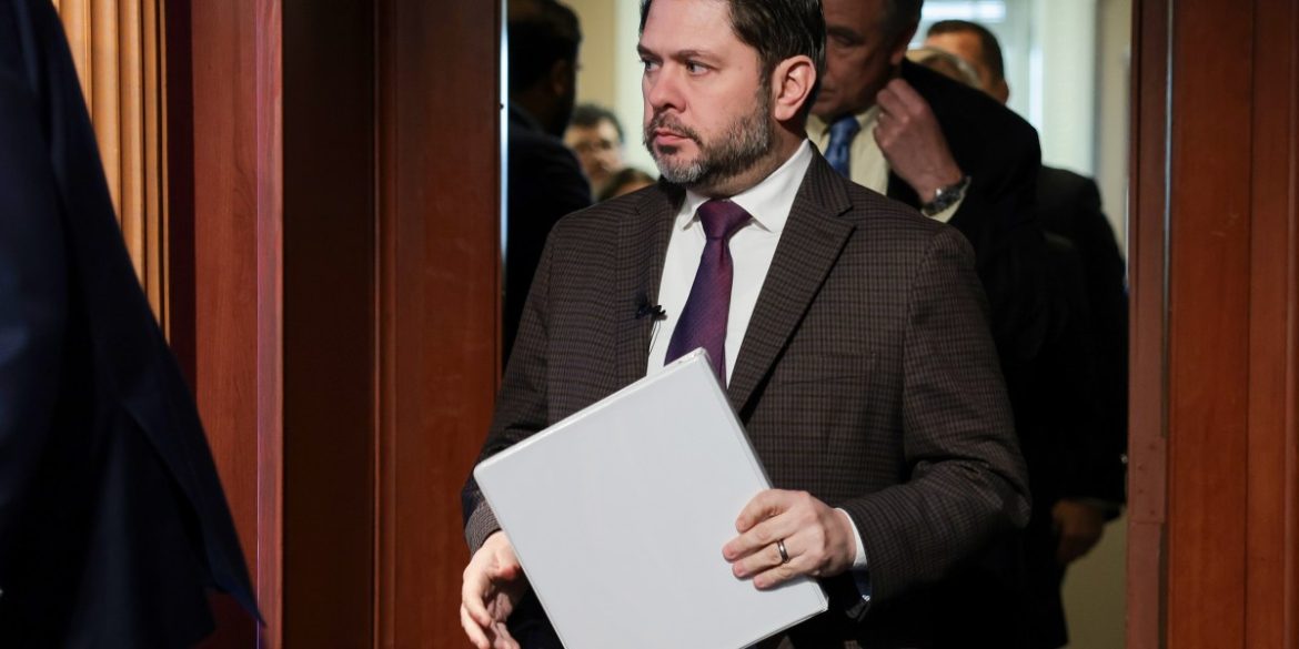 Exclusive: Arizona senator warns ‘ghost jobs’ are warping labor data, presses Trump admin to investigate