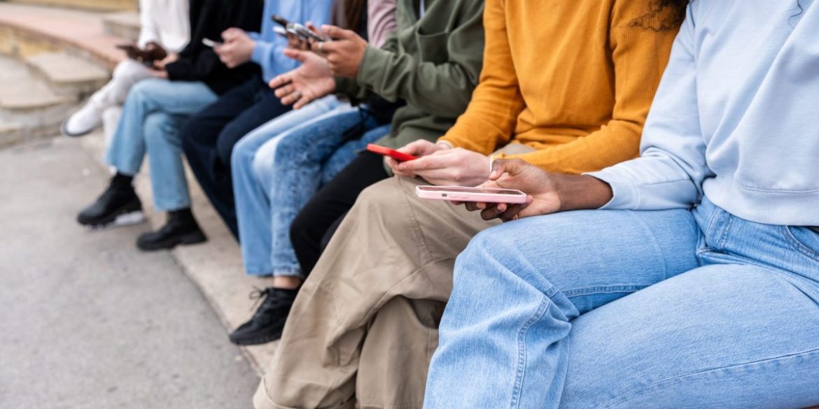 Americans are quietly abandoning the daily habit that billionaires say set them up for success—and it could have lasting consequences